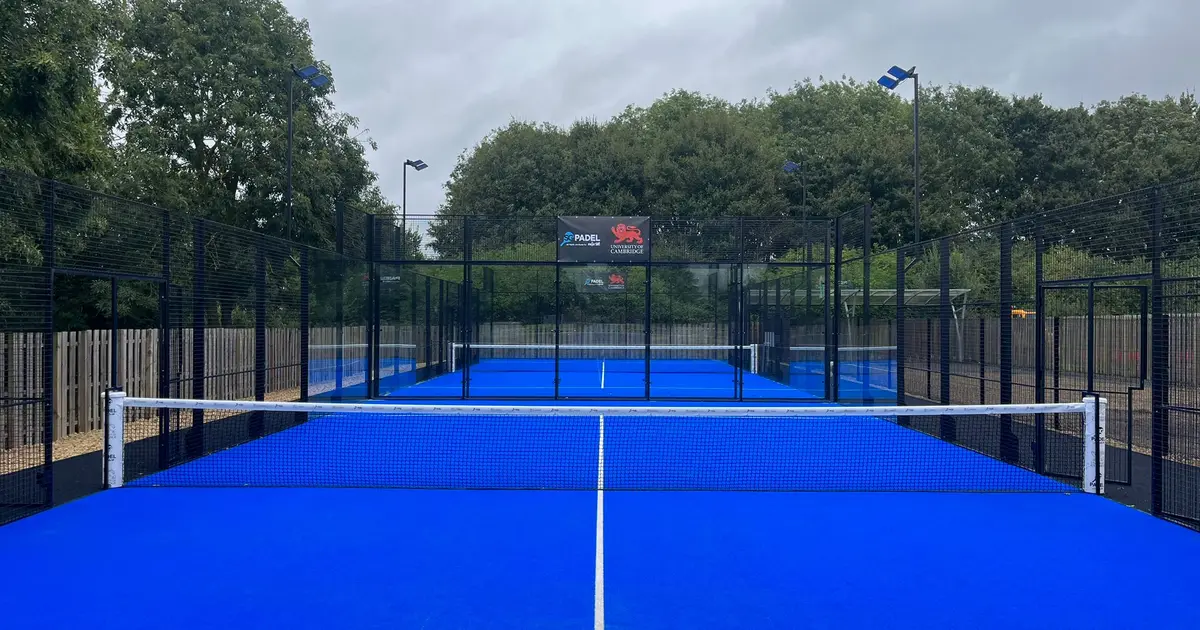 Ein Padelspieler bereitet sich darauf vor, einen Abpraller von der gläsernen Seitenwand zu spielen