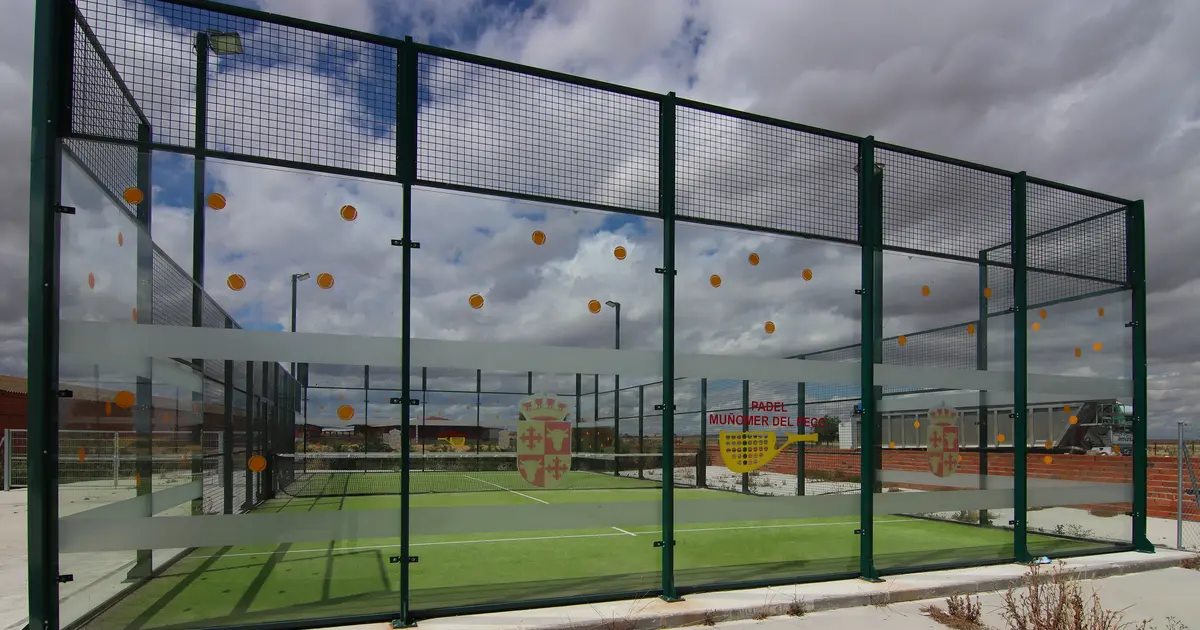 Padel bei Wind Spielen: Spin, Schläge und Taktik Anpassen